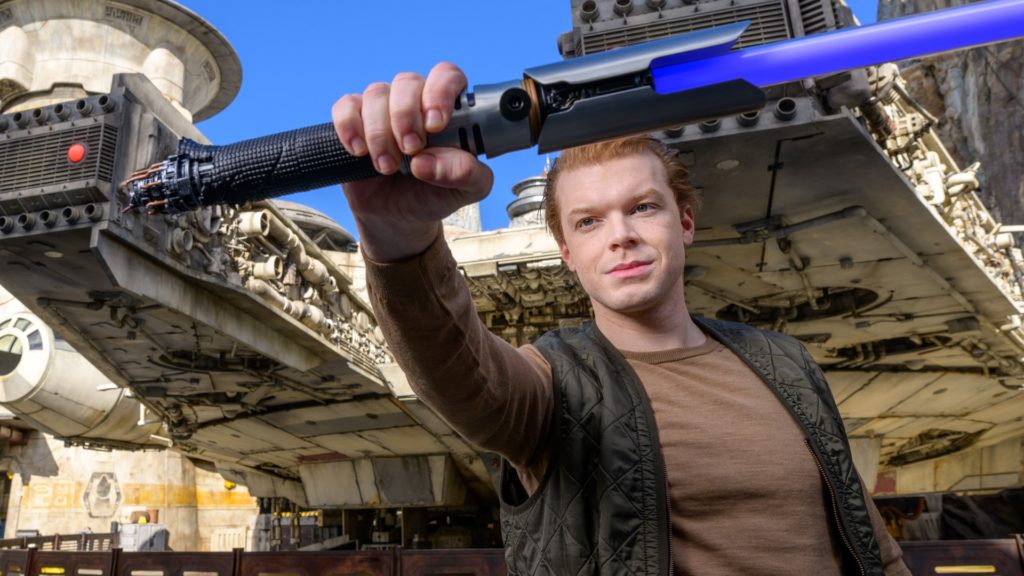 Actor de Cal Kestis reveló el Lightsaber que usa en Jedi: Fallen Order en Disneyland.